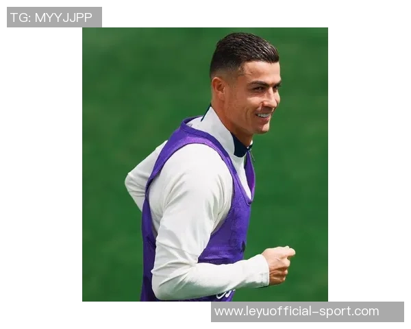 C罗社交媒体分享回归葡萄牙国家队照片帅气戴墨镜引发球迷热议 C罗社交媒体分享回归葡萄牙国家队照片帅气戴墨镜引发球迷热议