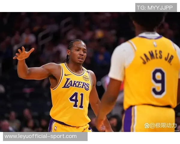 湖人阵容捉襟见肘仅剩十人出战背靠背对抗开拓者三名双向合同球员参战 湖人阵容捉襟见肘仅剩十人出战背靠背对抗开拓者三名双向合同球员参战