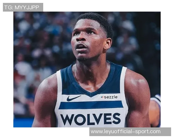 兰德尔表现稳定11投6中贡献14分4篮板1助攻1抢断助力球队胜利