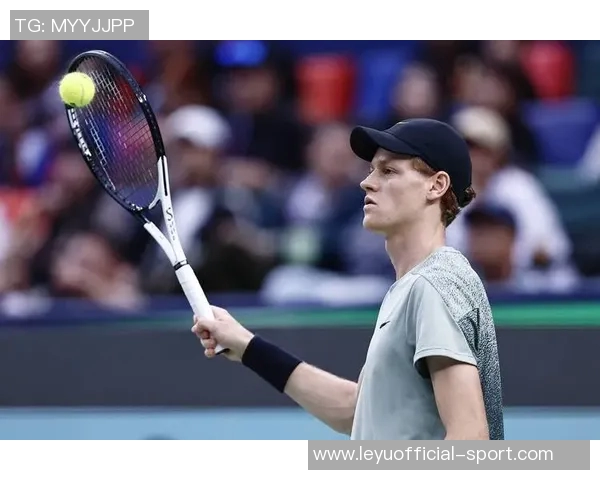 意大利国家队主帅斯帕莱蒂现场观赛ATP总决赛与冠军辛纳亲密合影 意大利国家队主帅斯帕莱蒂现场观赛ATP总决赛与冠军辛纳亲密合影