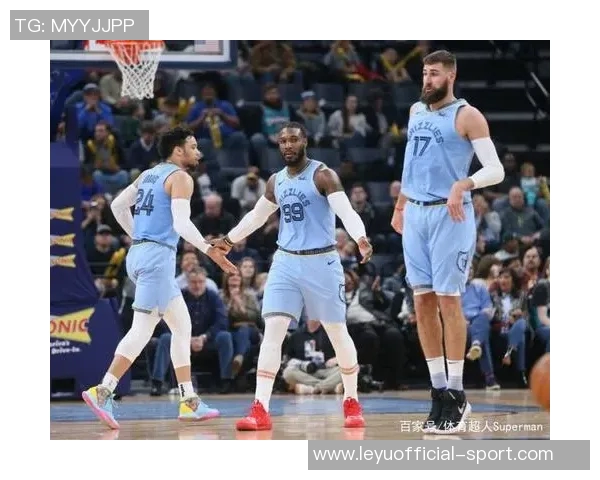 外线双星闪耀狄龙三分全中阿伦稳健发挥助力球队上半场表现 外线双星闪耀狄龙三分全中阿伦稳健发挥助力球队上半场表现