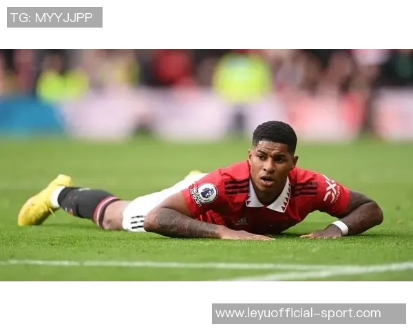 基恩与卡拉格在播客节目中巧遇撞衫引发笑料一脸懵的瞬间