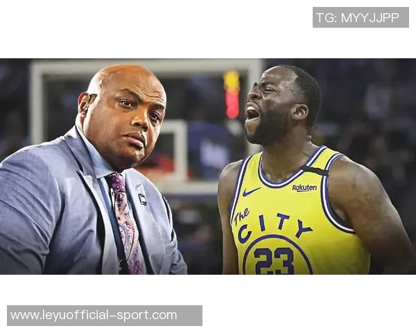 曼赞比与扬库托激烈争吵引发冲突后者将前者推倒广告牌现场惊险一幕