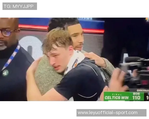 塔图姆赛后与杜克学弟弗拉格亲切交流后者表现惊艳砍下36分9篮板6助攻