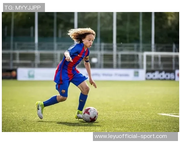 西蒙斯从拉玛西亚到德甲荷甲的成长之路与英超迷失之谜